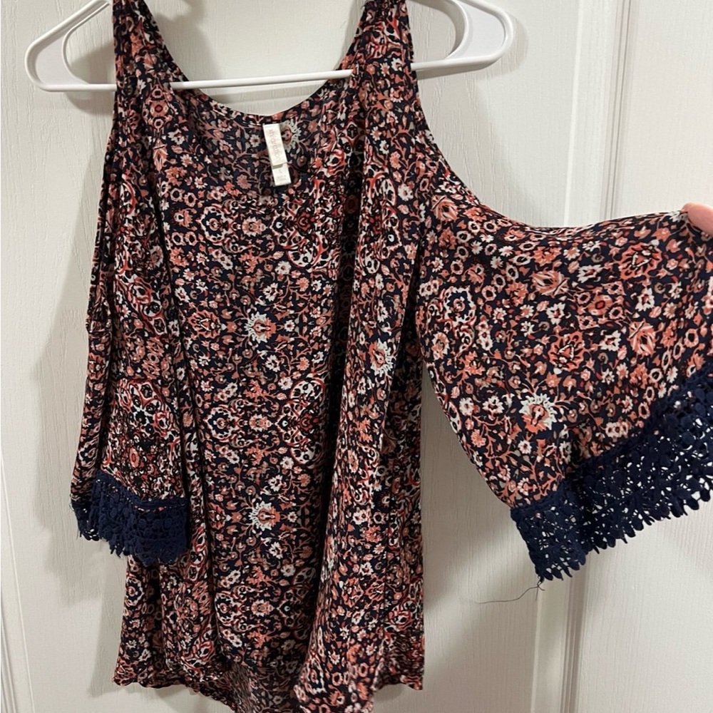 Floral top size large